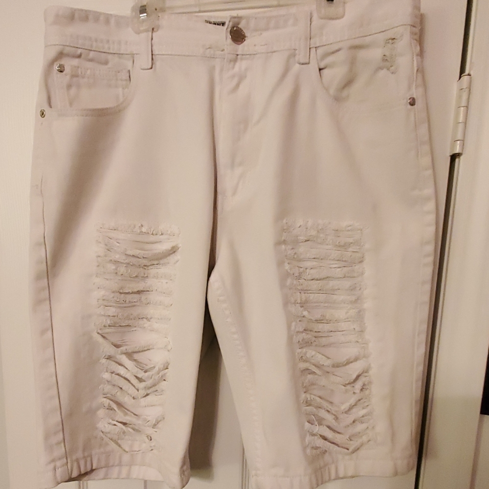 Mens size 34 white Contender shorts